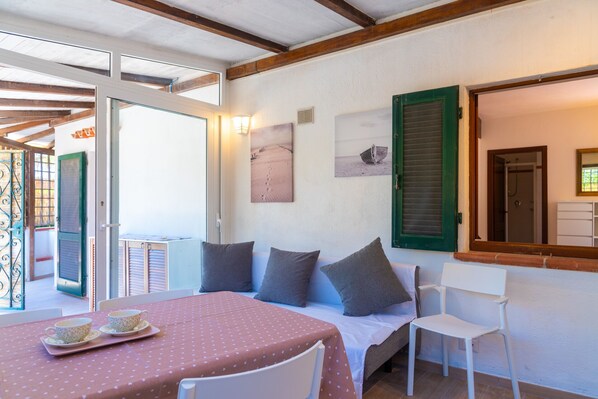 Basic Apartment, 1 Bedroom | Private kitchenette | Fridge, stovetop, cookware/dishes/utensils