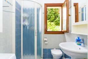 Apartment, 2 Bedrooms | Bathroom | Shower, bidet - Appartamento Capoliveri ed Il Mare (Capoliveri)