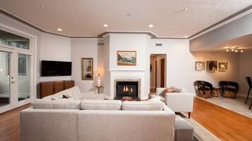 Télévision, cheminée