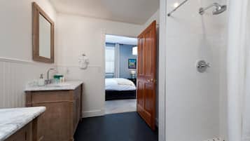 Combined shower/tub, free toiletries, hair dryer, towels