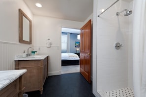 Combined shower/tub, free toiletries, hair dryer, towels