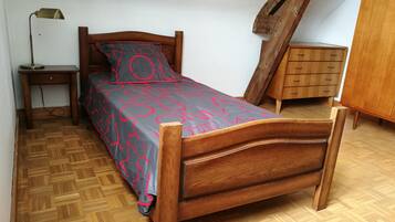 Habitació individual | Mobiliari individual, wifi gratuïta i roba de llit