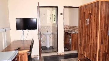 Kamar Eksekutif, 1 kamar tidur, Bebas Asap Rokok, pemandangan kota | Kamar mandi | Shower, handuk, sabun, dan tisu toilet