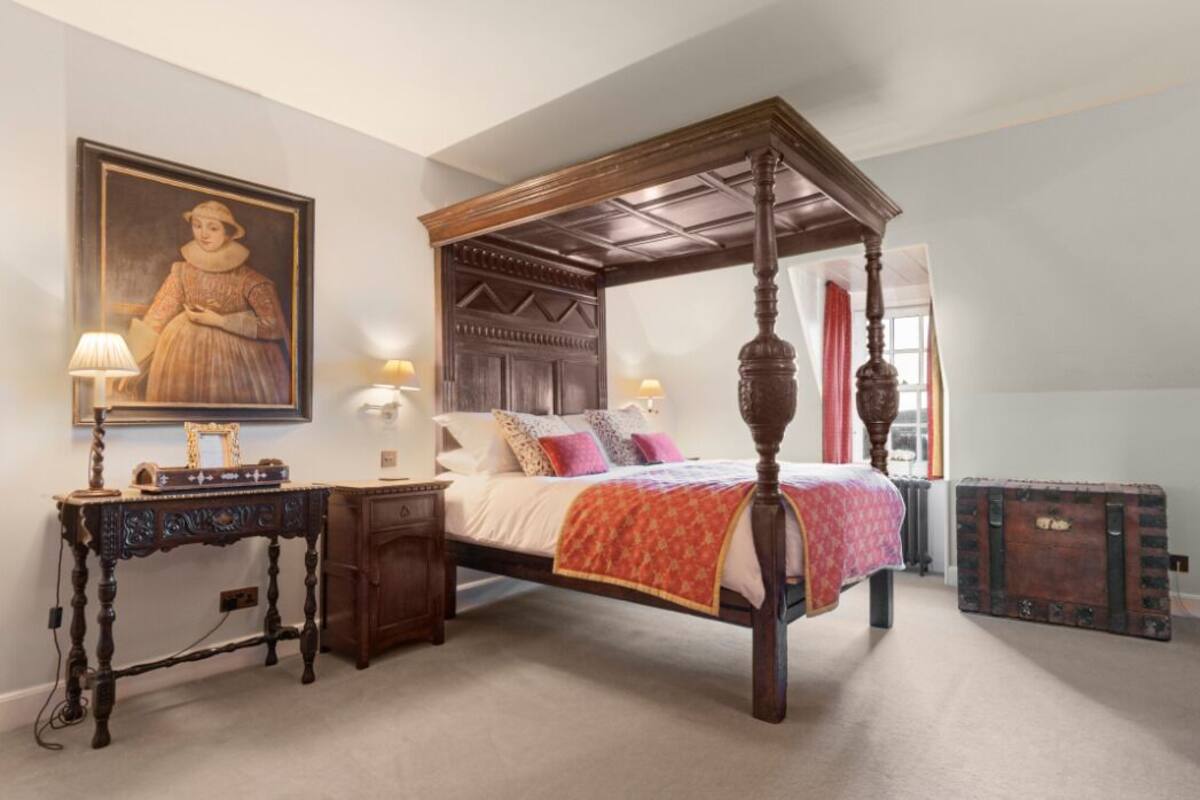 Traditional Room, 1 King Bed | Hypo-allergenic bedding available, down comforters, Tempur-Pedic beds