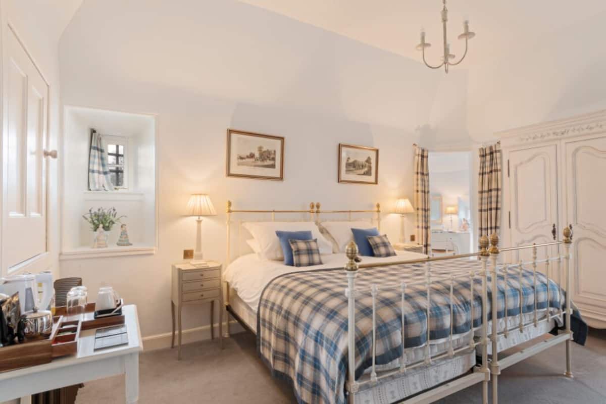 Hypo-allergenic bedding, down duvets, Tempur-Pedic beds, free WiFi