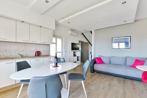 大型冷蔵庫、電子レンジ、オーブン、コンロ