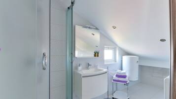 Dusche, Haartrockner, Handtücher, Seife