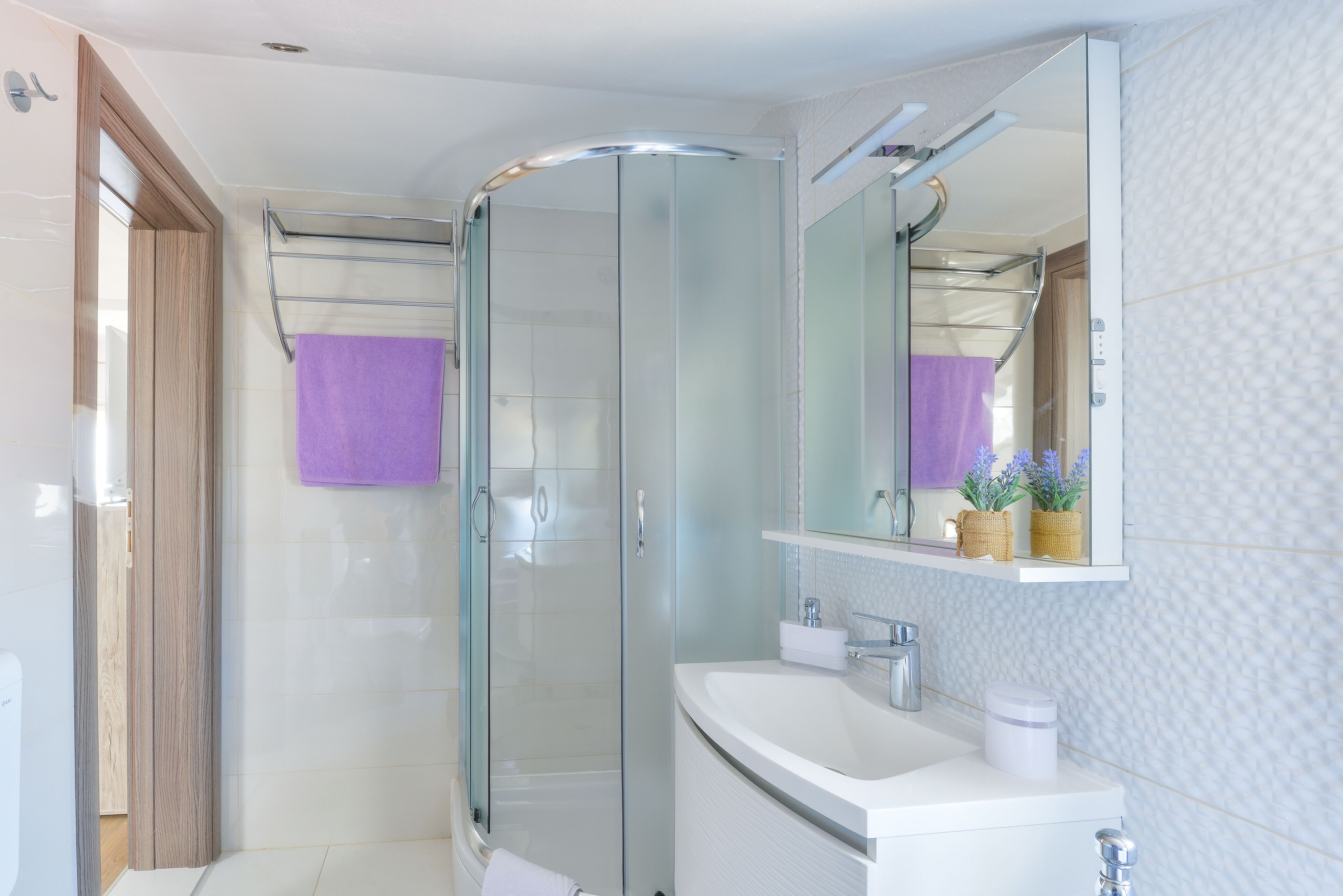 Dusj, hårføner, håndklær og såpe