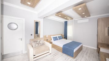 Deluxe Room | Minibar, soundproofing, iron/ironing board, free WiFi