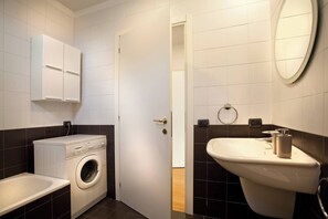 Secadora de cabello, bidet, toallas, jabón 