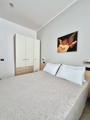 Roba de llit hipoal·lergògena i caixa forta a l'habitació 