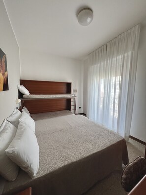 Roba de llit hipoal·lergògena i caixa forta a l'habitació 