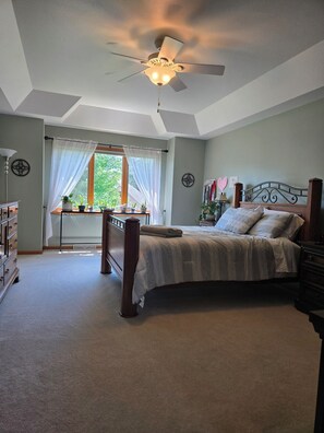 5 bedrooms, desk, iron/ironing board, free WiFi