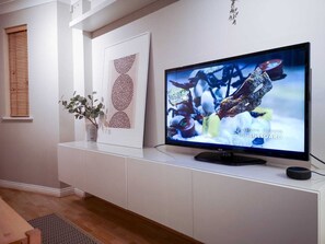 Two-Bedroom Apartment | Living room | Smart TV - Central Spacious & Stylish Apartment (Oxford)