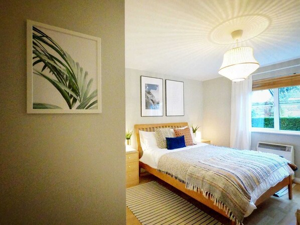 Two-Bedroom Apartment | Laptop workspace, iron/ironing board, free WiFi, bed sheets - Central Spacious & Stylish Apartment (Oxford)