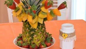 A pineapple centerpiece with strawberries and cantaloupe on a table. - Dolcesosta B&B (Pulsano)