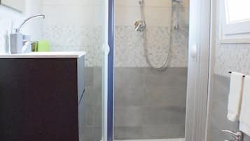 Camera quadrupla (Cioccolato) | Bagno | Doccia, soffione a pioggia, asciugacapelli, asciugamani