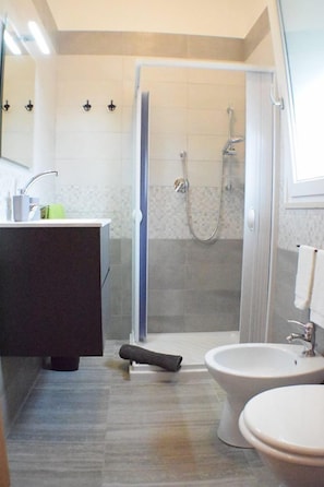 Quadruple Room (Cioccolato) | Bathroom | Shower, rainfall showerhead, hair dryer, towels - Dolcesosta B&B (Pulsano)