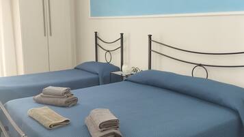 Family Room (Vaniglia) | Hypo-allergenic bedding, desk, blackout curtains, soundproofing