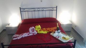 Kamar Quadruple (Cioccolato) | Seprai antialergi, meja kerja, tirai kedap cahaya, dan kedap suara