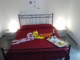 Quadruple Room (Cioccolato) | Hypo-allergenic bedding, desk, blackout drapes, soundproofing