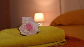 Seprai antialergi, meja kerja, tirai kedap cahaya, dan kedap suara