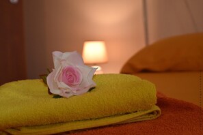 低刺激性寝具、デスク、遮光カーテン、防音設備