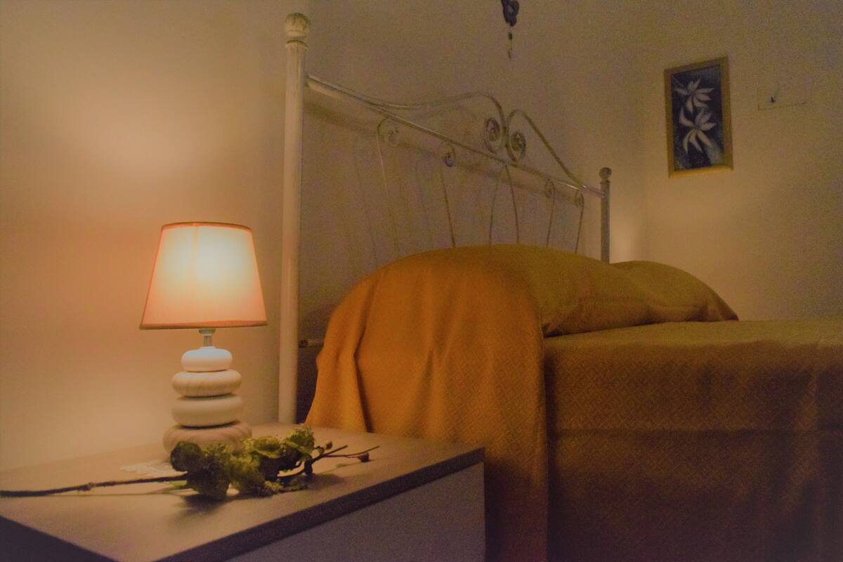 Double Room (Crema) | Hypo-allergenic bedding available, desk, blackout drapes, soundproofing