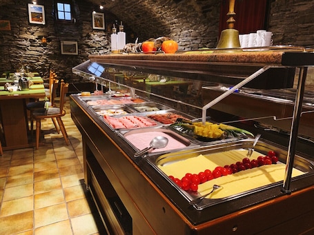 Desayuno buffet diario (EUR 10 por persona)