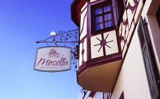 Un cartel de hotel con el nombre 'Mosella' y el año '1593', que indica su fundación.