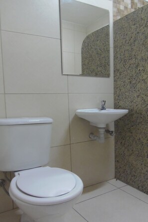 Quarto casal standard | Banheiro | Chuveiro, produtos de toalete grátis, toalhas de banho, sabonete