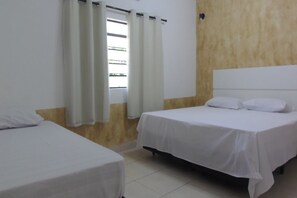 高級三人房, 多張床 | 免費無線上網、床單