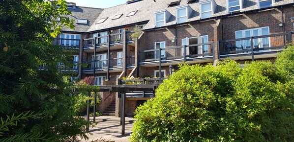 Exterior detail - Luxurious & Modern Home (Oxford)