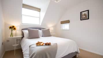 Tabla de planchar con plancha, wifi gratis y ropa de cama