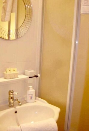 Shower, hair dryer, bidet, towels - CK Rooms (Rome)