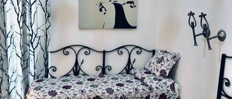 Zweibettzimmer, 2 Einzelbetten | Kostenlose Babybetten, WLAN, Bettwäsche