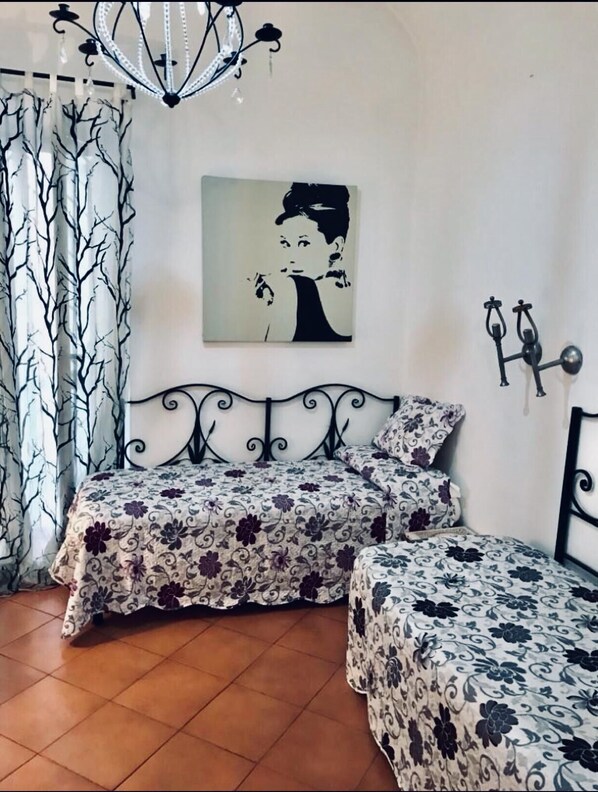 Quarto duplo, 2 camas de solteiro | Berços grátis, Wi-Fi (sobretaxa), roupa de cama