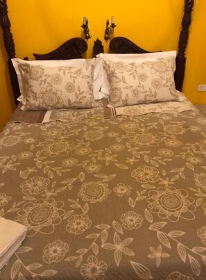 Quarto triplo | Berços grátis, Wi-Fi (sobretaxa), roupa de cama