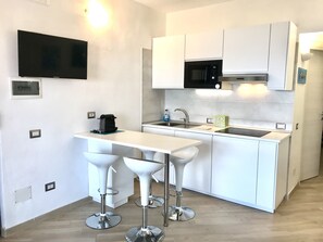 Geladeira, micro-ondas, fogão, cooktop