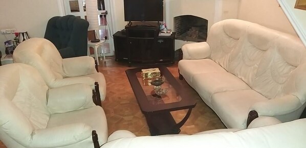 Lobby sitting area - Shamrock Hostel 18 (Yerevan)