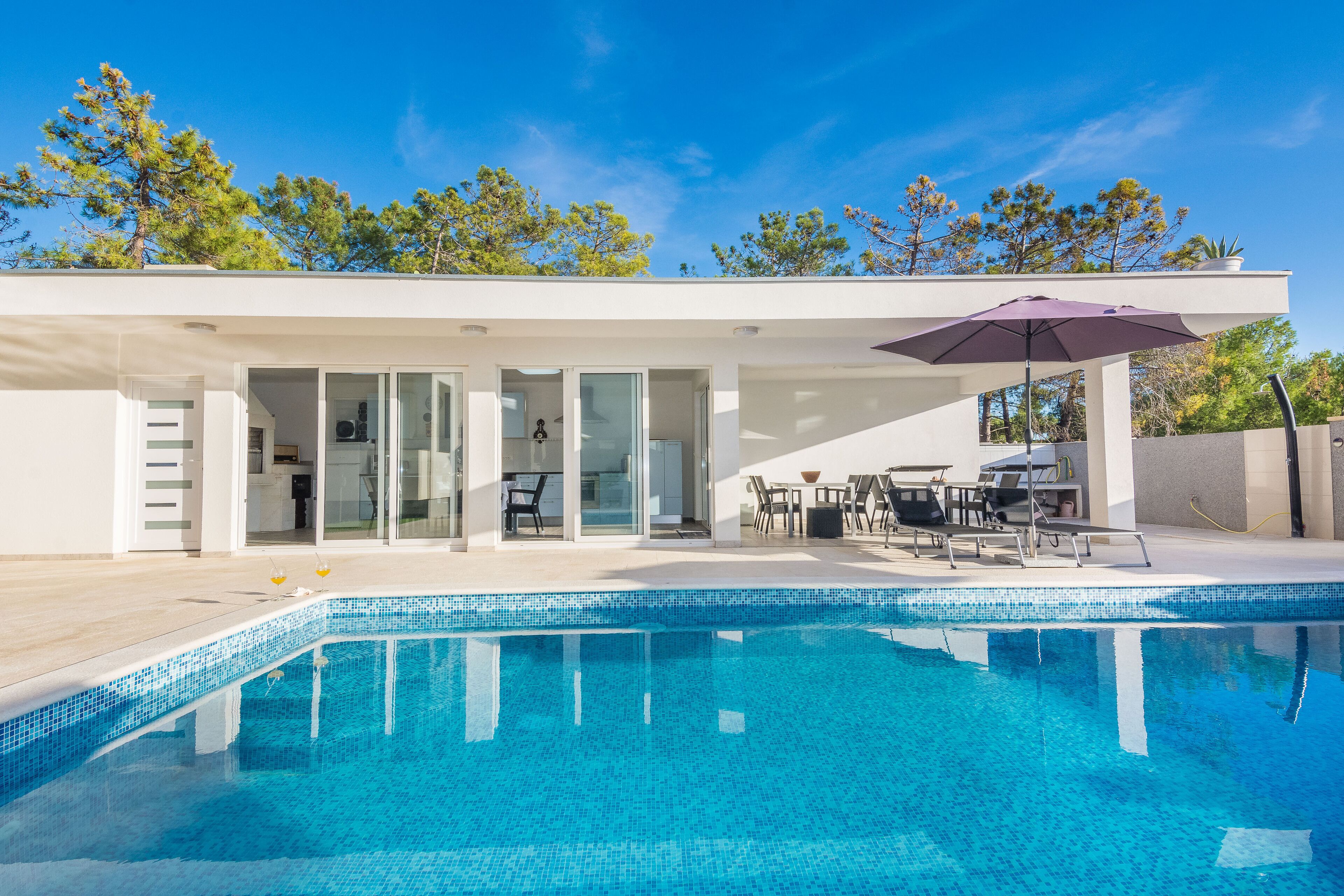 Kolam renang outdoor, dengan payung kolam renang dan kursi berjemur