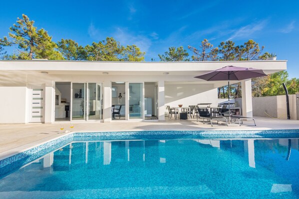 Outdoor pool, pool umbrellas, sun loungers