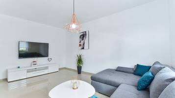 Apartment, 1 Schlafzimmer, Meerblick (A1) | Wohnbereich | Flachbildfernseher