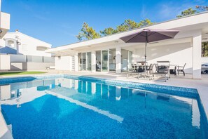 Outdoor pool, pool umbrellas, pool loungers - Apartments Olujic (Vir)