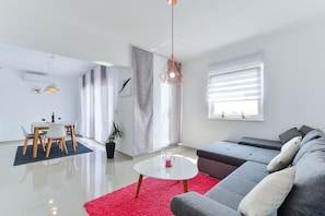 Apartment, 1 Bedroom, Sea View (A2) | Living area | Flat-screen TV - Apartments Olujic (Vir)