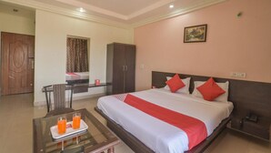Standard Double Room | Living area - HOTEL OM PALACE (Mawal)