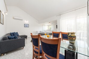 Apartment (A2) | In-room dining