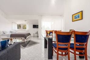 Apartment (A2) | In-room dining