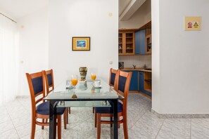 Appartement (A2) | Repas dans la chambre
