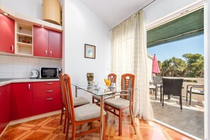 Apartment (A1) | In-room dining - Apartments Pavlak (Vir)